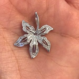 NWOT Silver flower pendent